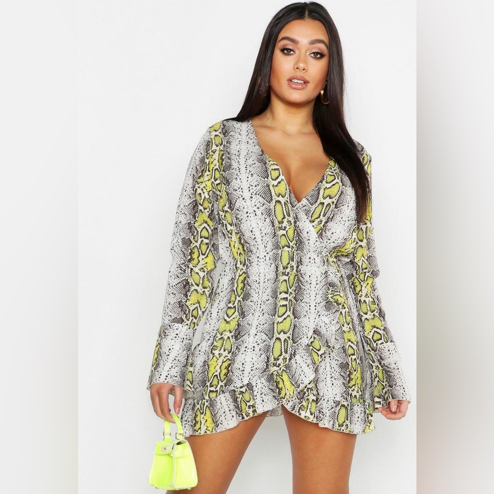 🏷️ NWT Super Cute Boohoo Satin Snake Print Ruffle Tea Dress